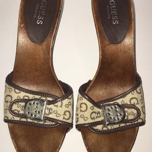 Guess pumps